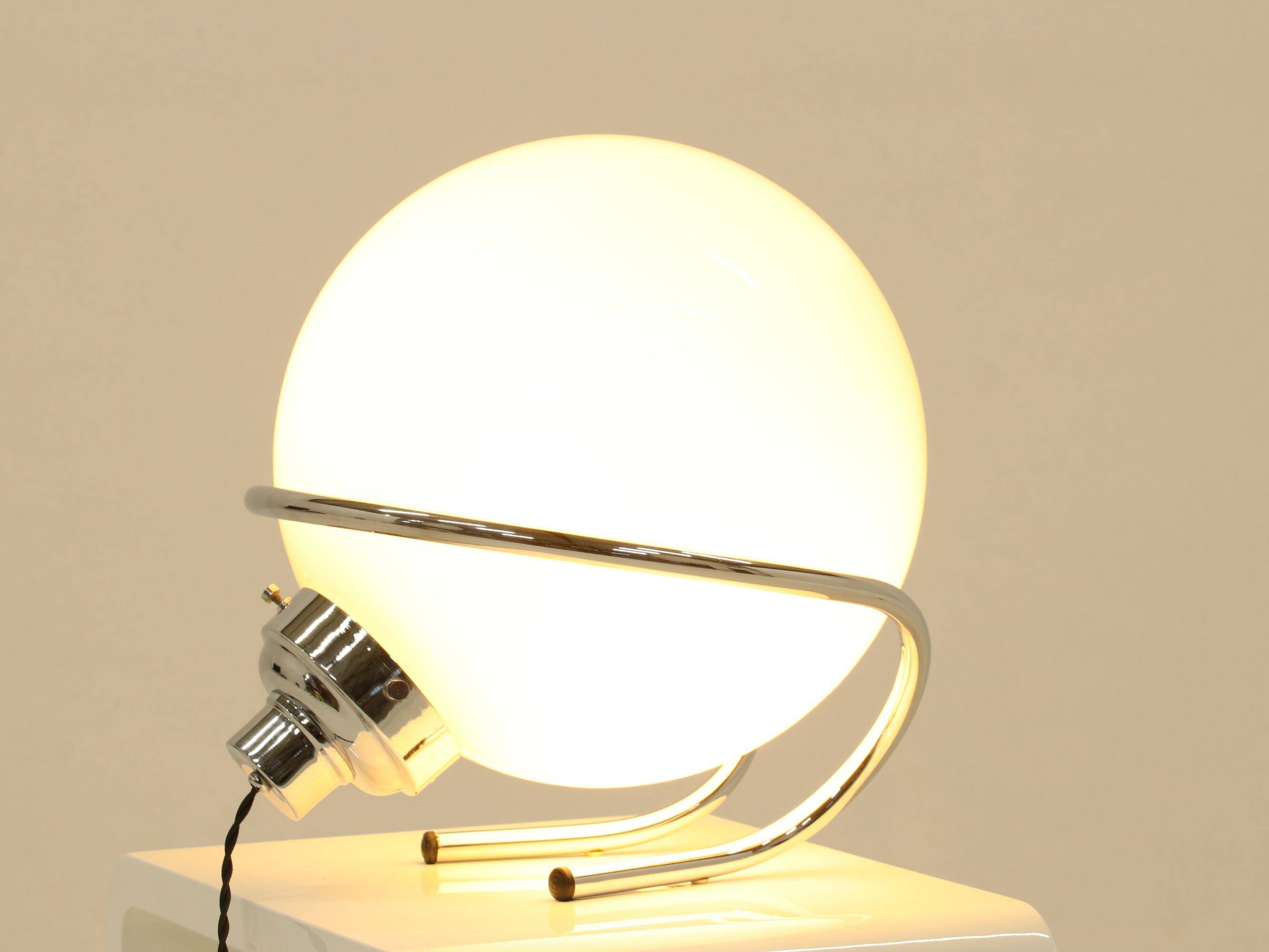 Lampe de table globe en chrome et verre blanc, Italie, années 1970