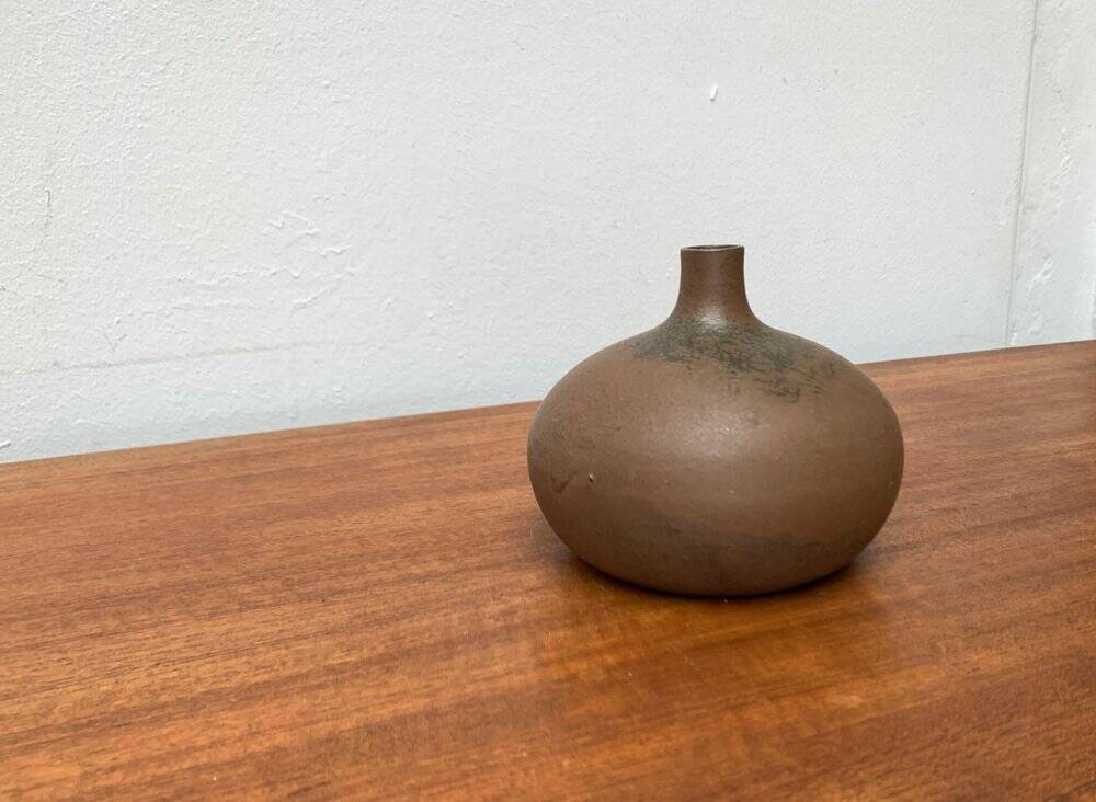 Minimalist ceramic vase from a German studio by Siegfried Gramann for Töpferhof Römhild, 1960s.