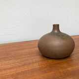 Minimalist ceramic vase from a German studio by Siegfried Gramann for Töpferhof Römhild, 1960s.