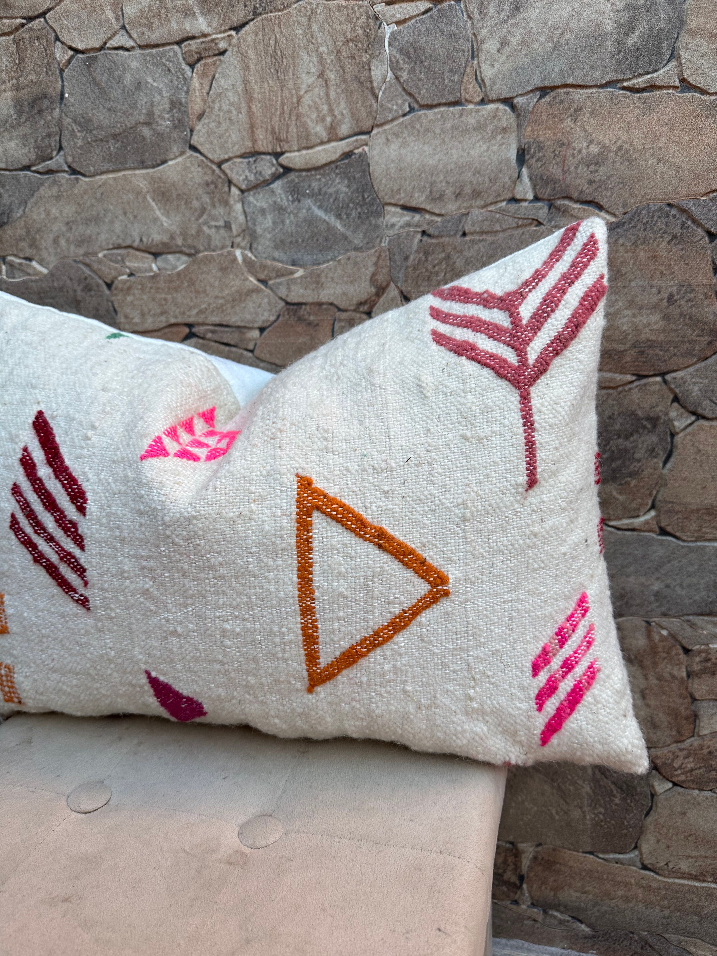Handmade cushion cover in Berber wool: Moroccan Kilim cushion.