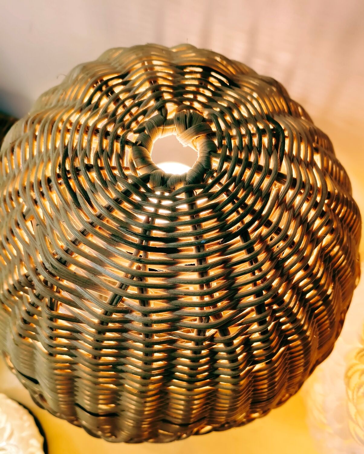 Woven rattan table lamp