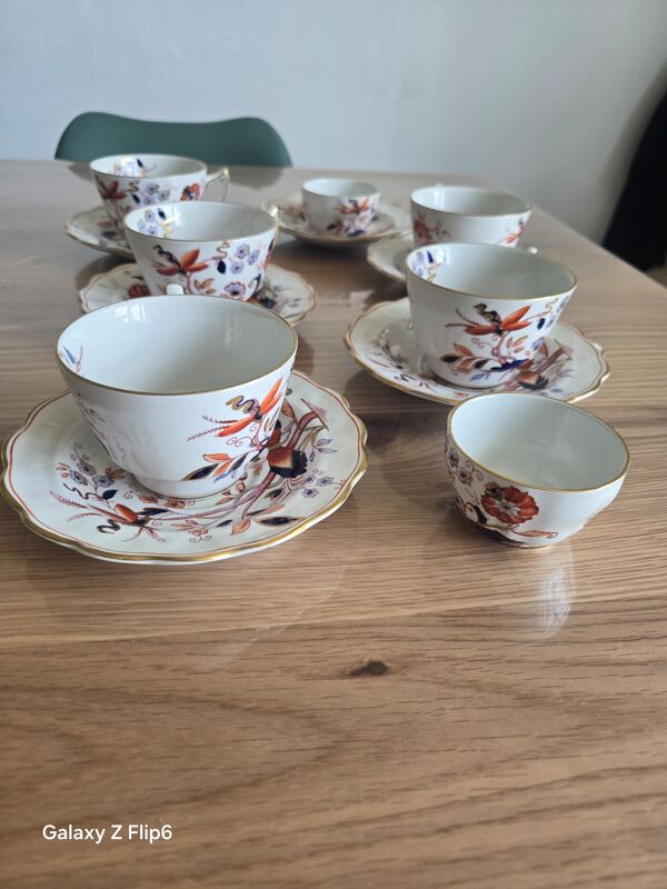 5 tasses a thé  avec soucoupes et 2 petits pots fabrication anglaise