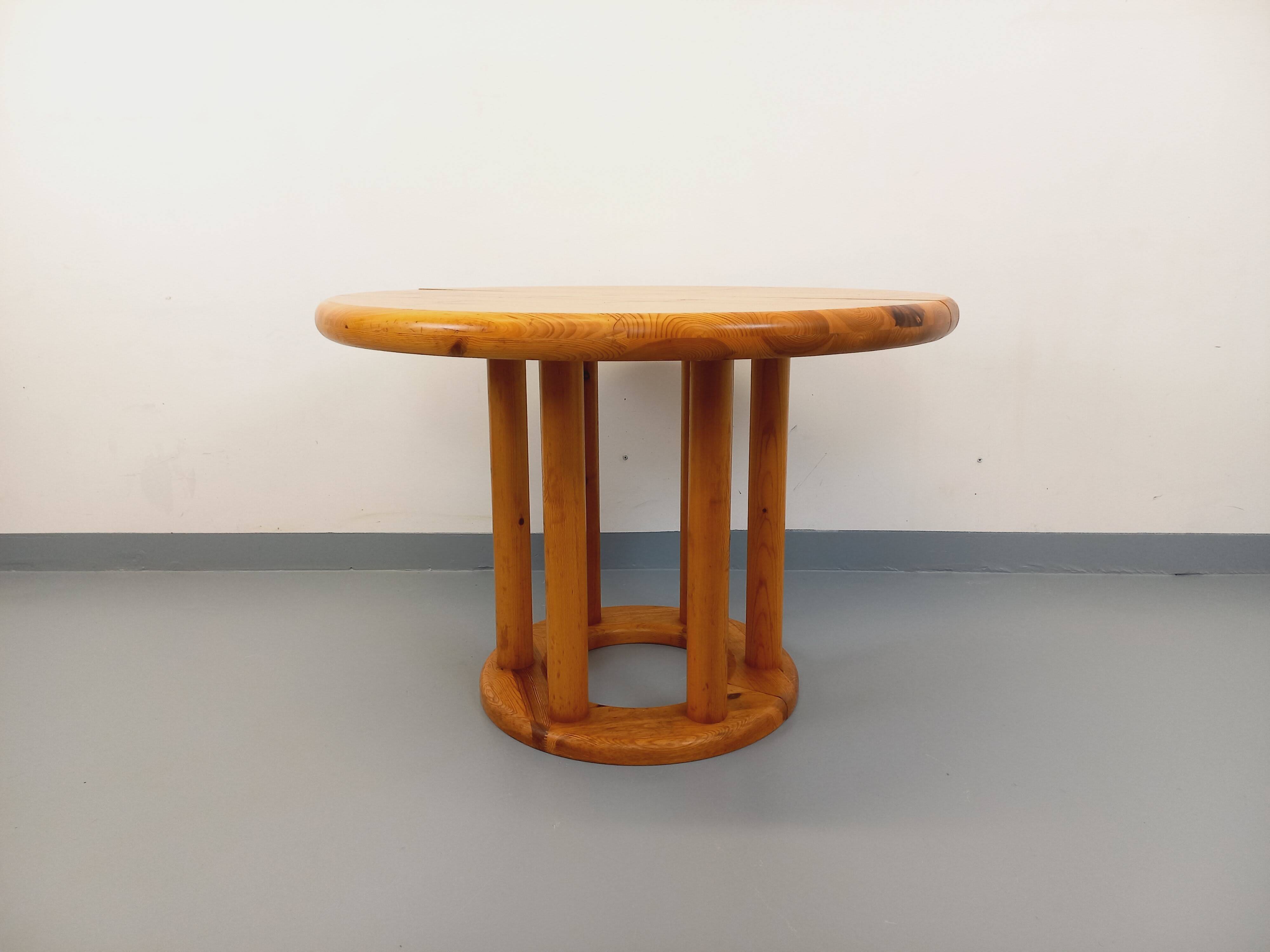 Vintage Scandinavian round dining table by Rainer Daumiller in pine from the 1960s.