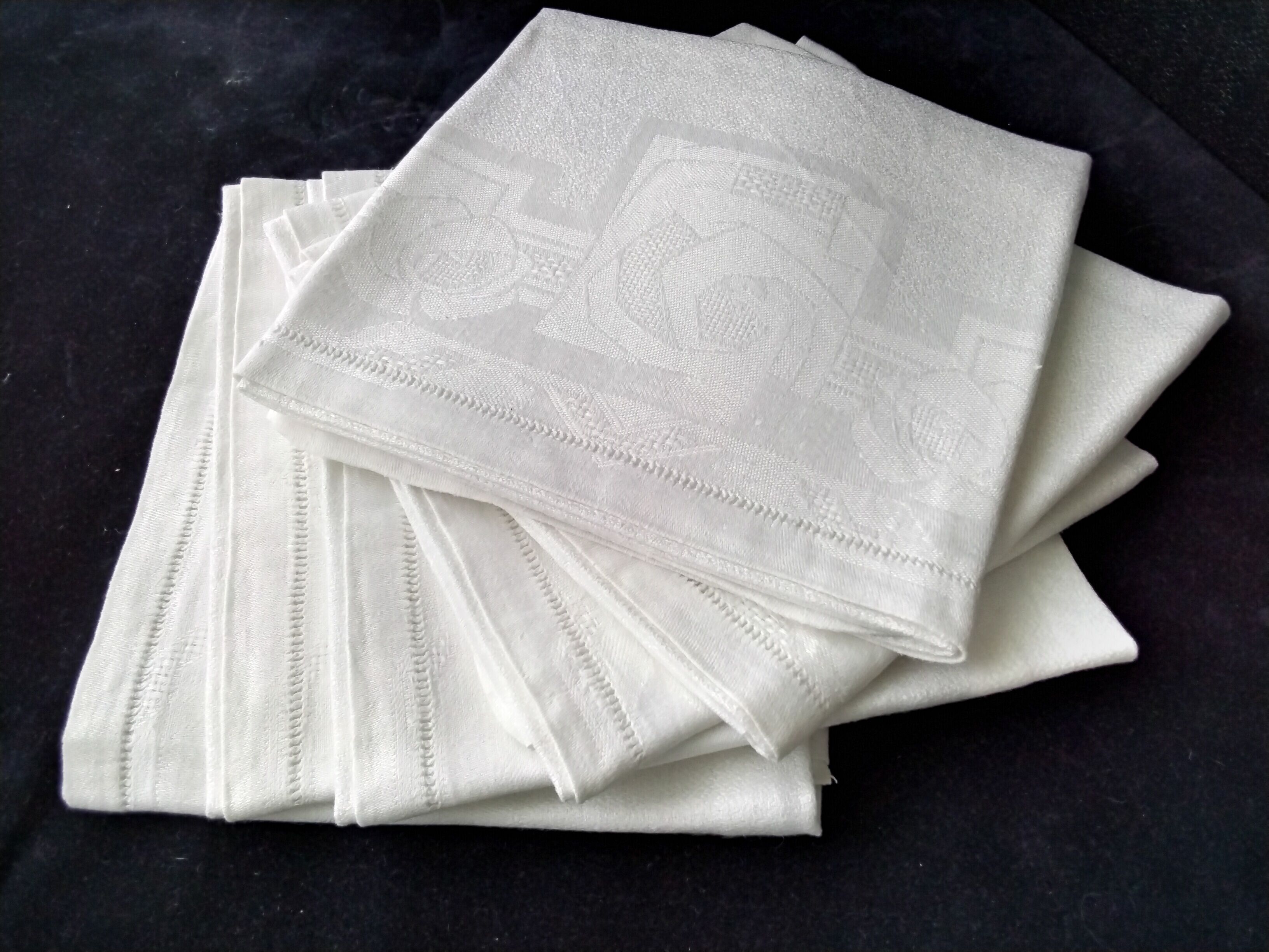 6 Old white damask linen napkins 52 x 55 cm