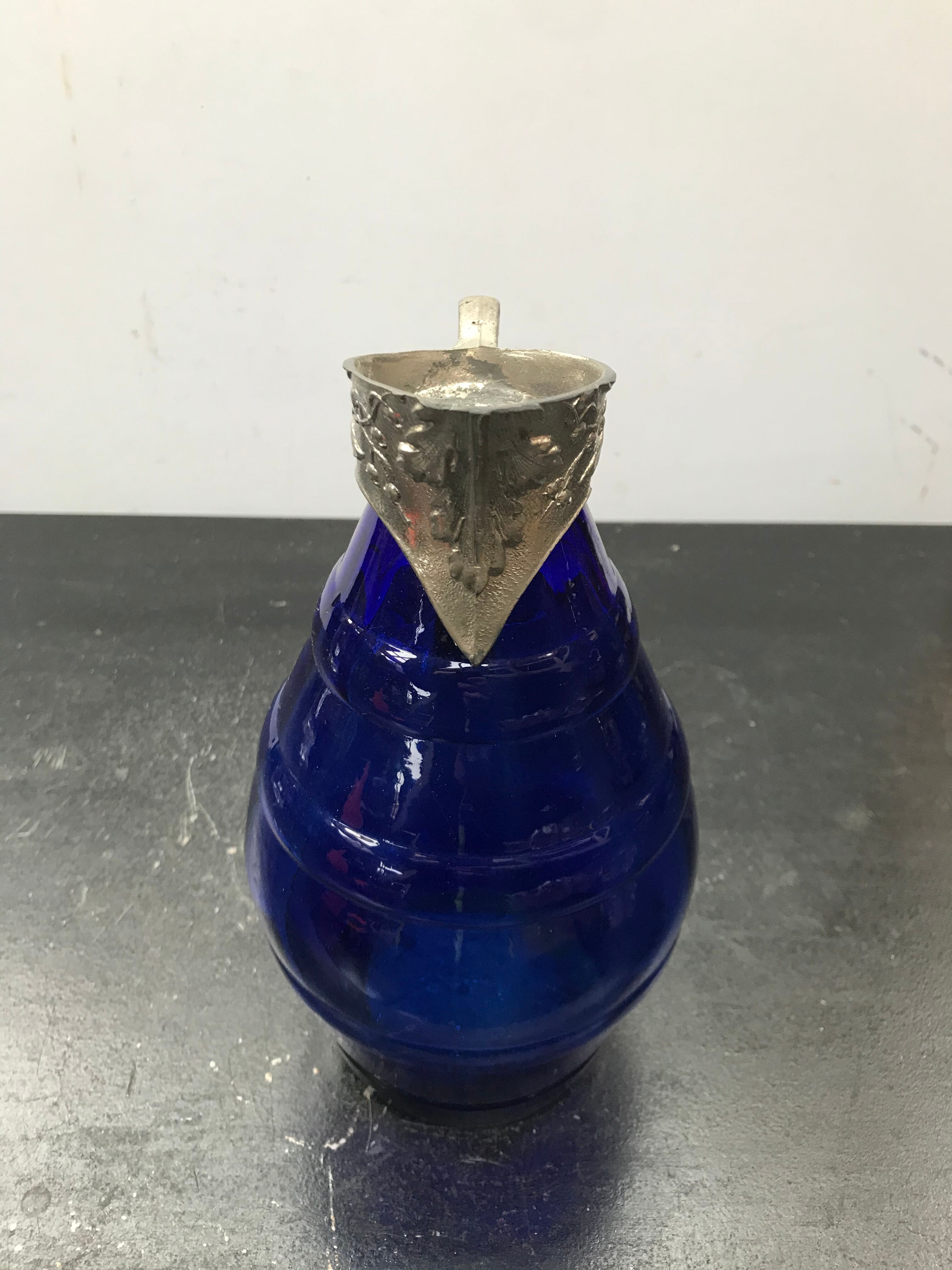 Former pitcher carafe art de blue moulded glass - vintage metal anse