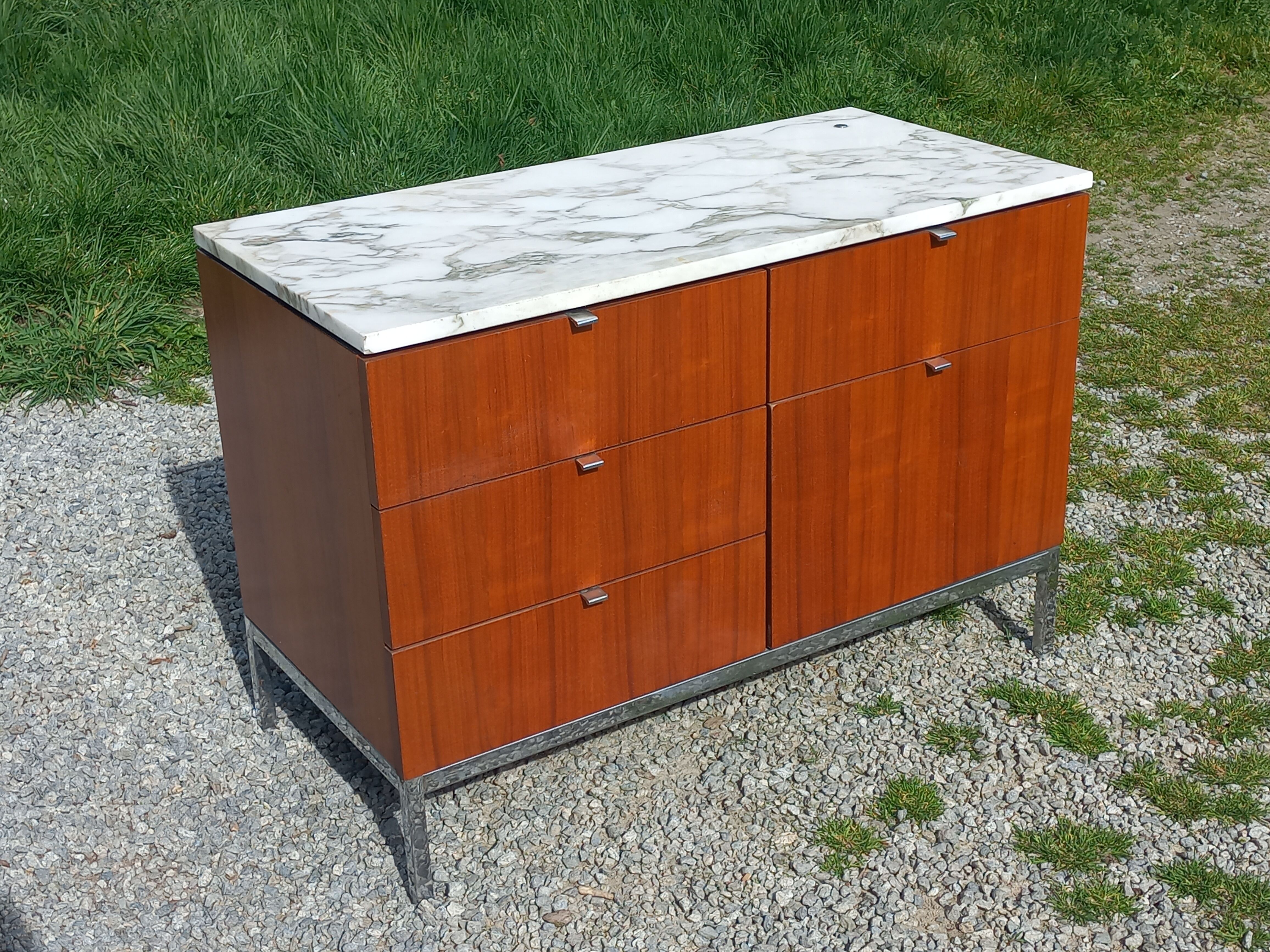 Florence Knoll buffet in wood and marble with chrome legs from the 1970s.