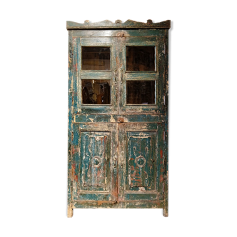 Armoire vitrée à la patine verte