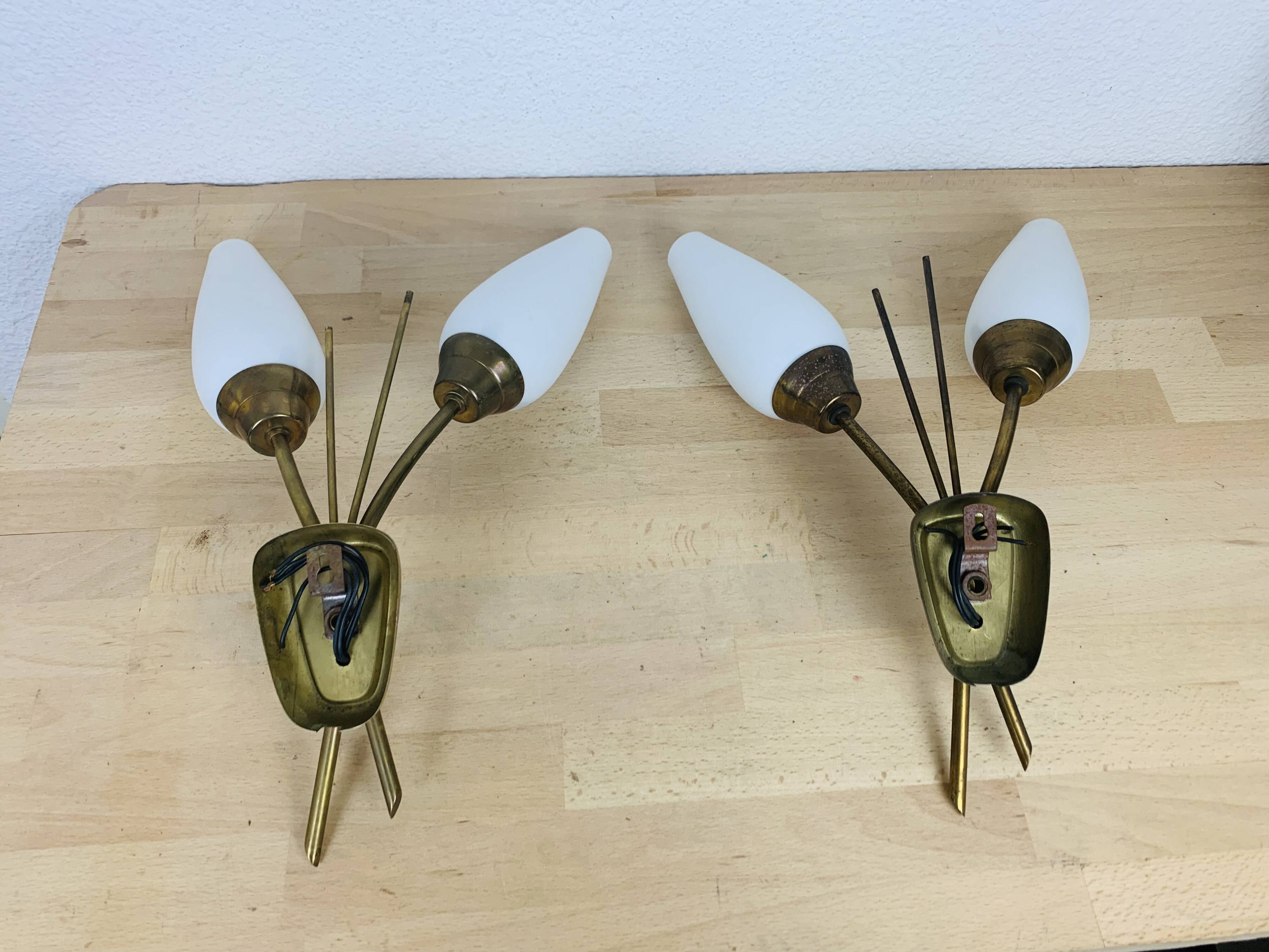 Paire d'appliques en laiton et opaline, années 50
