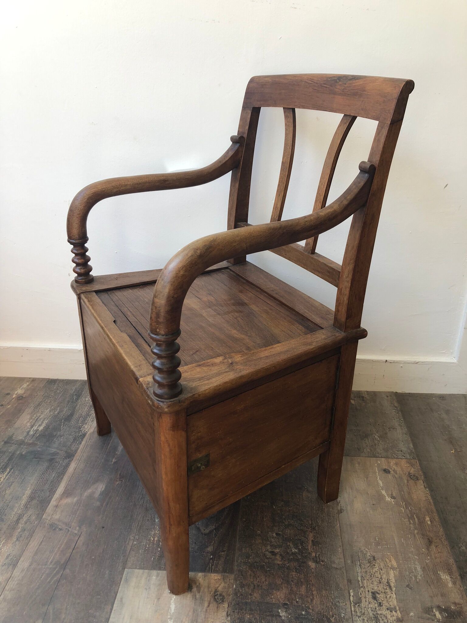 Pierced chair XIX in walnut
