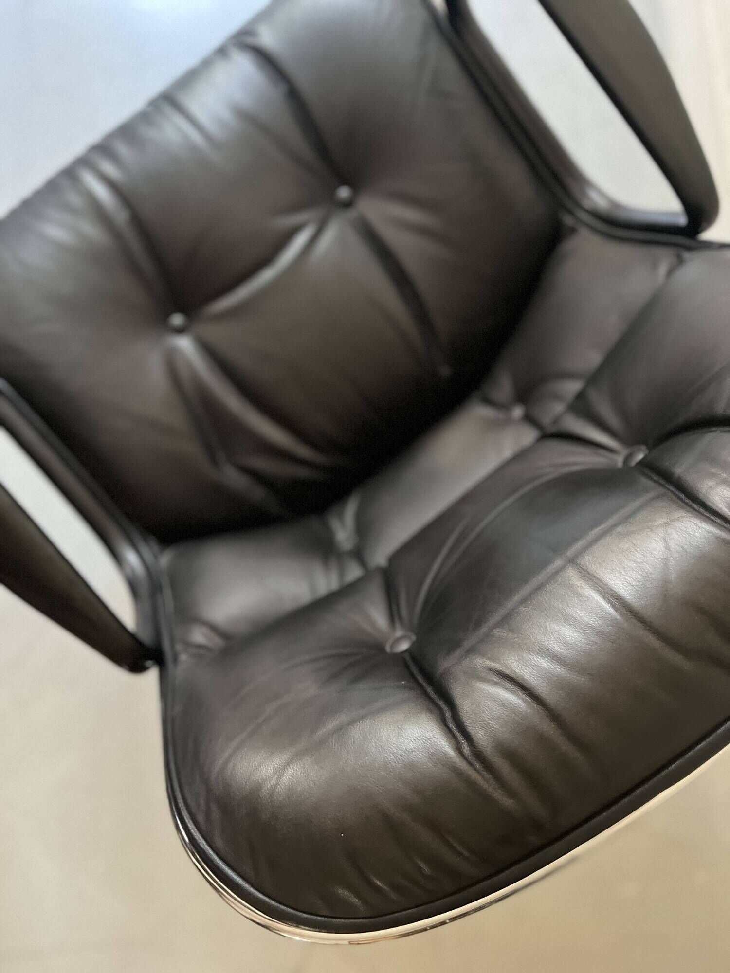 Black leather office chair and armrest by Charles Pollock for Knoll International