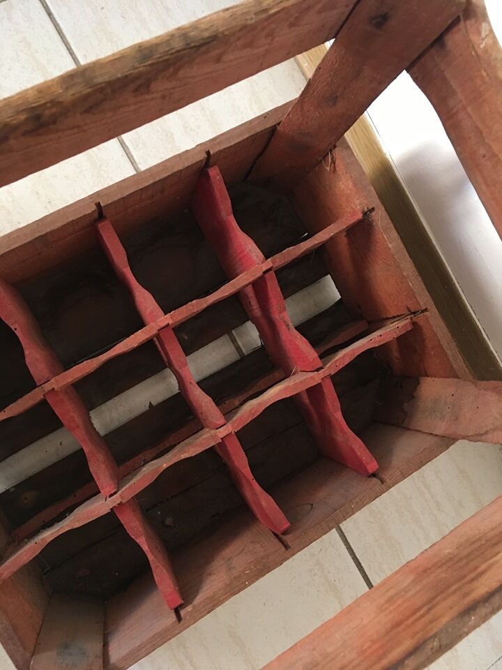 Caisse evian bottle holder