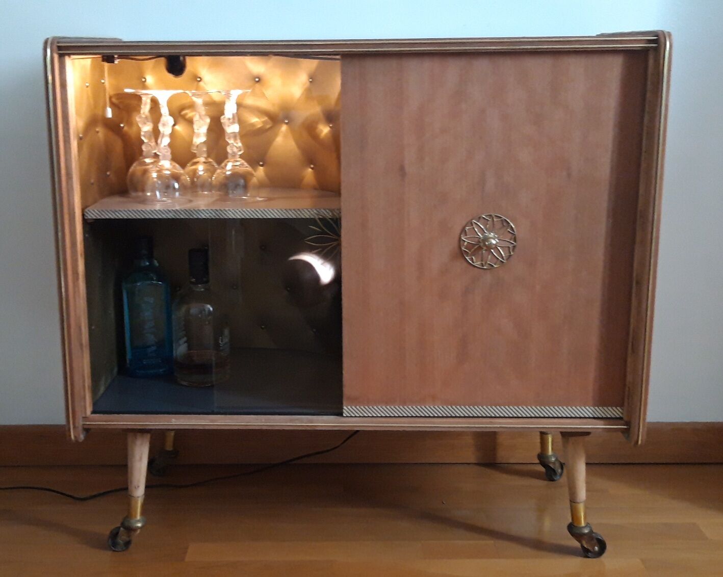 Meuble bar sur roulettes vintage relooké