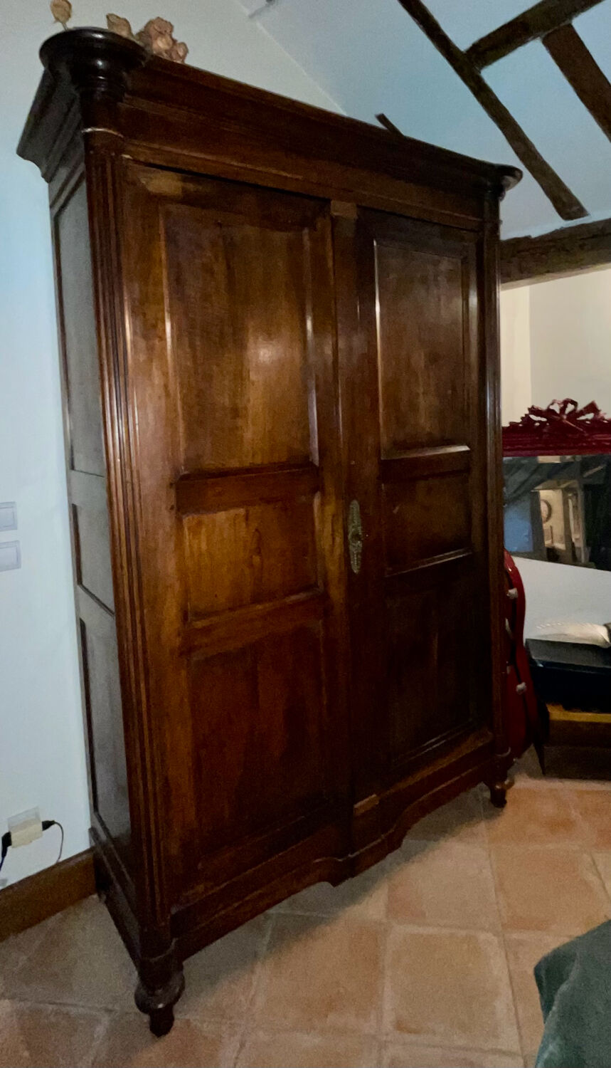 Mahogany wardrobe with fluted columns. Louis XVI style.