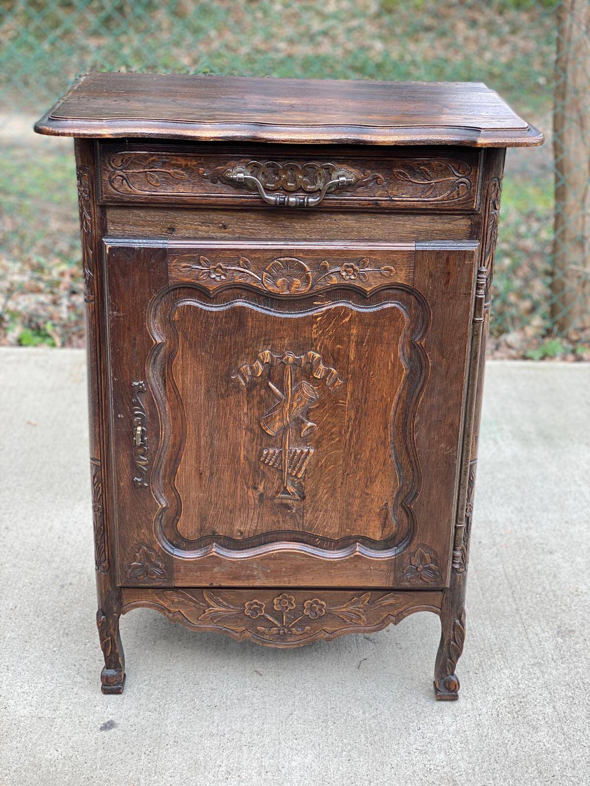 Renaissance chest of drawers in solid dark oak wood