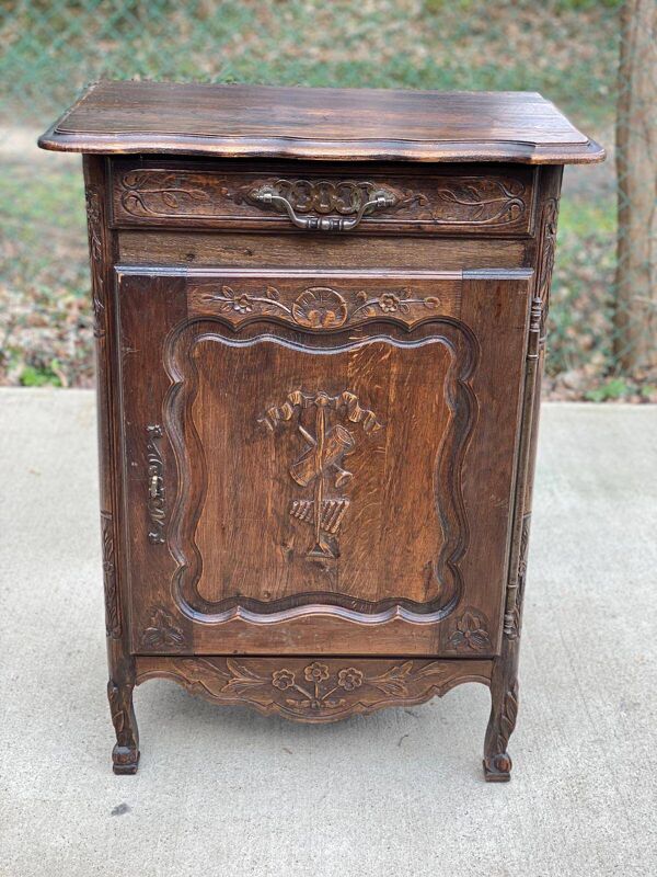 Commode renaissance en bois massif chêne foncé