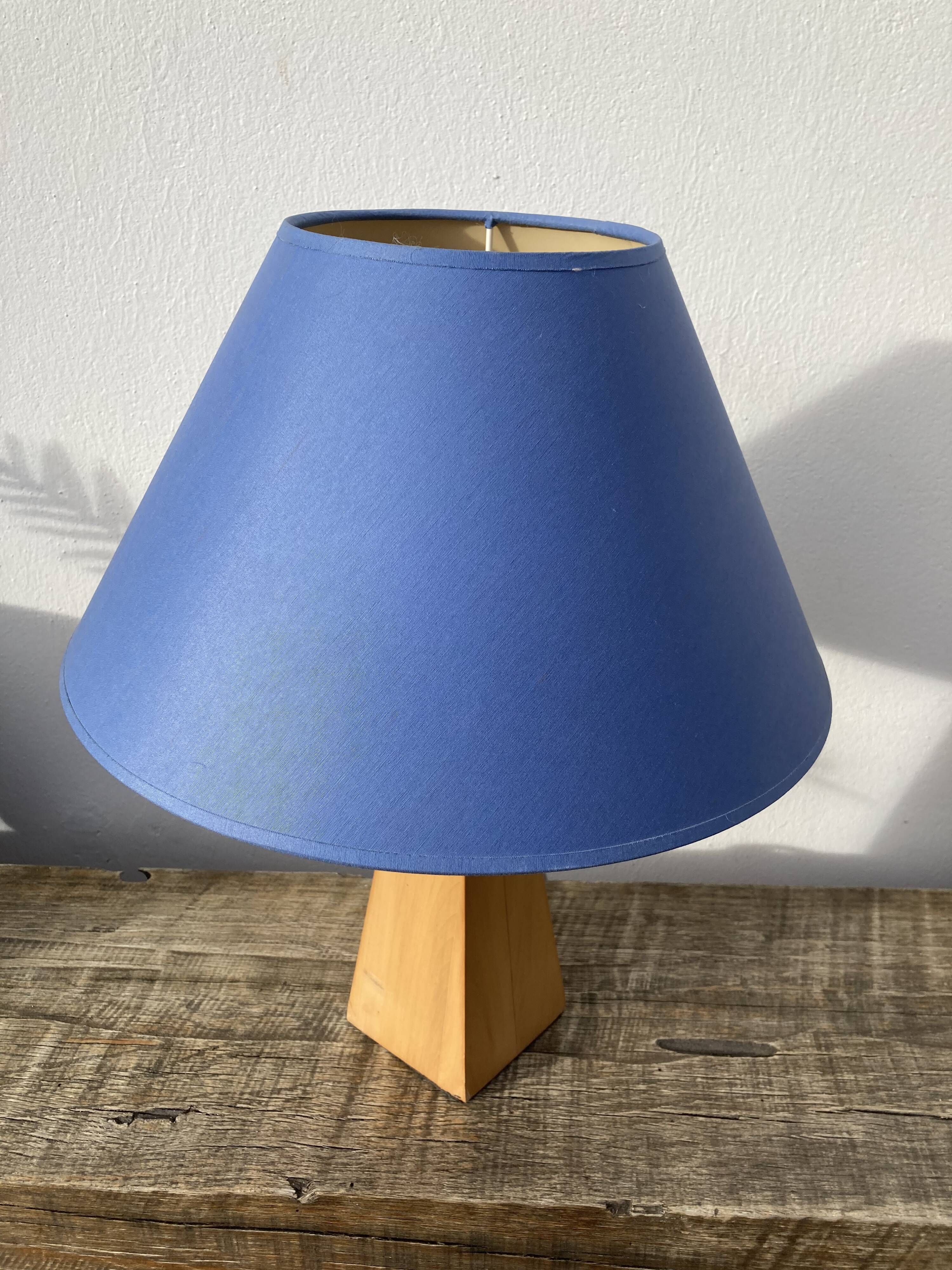 Lampe pyramide 80 en bois et abat jour bleu
