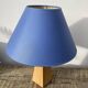 Lampe pyramide 80 en bois et abat jour bleu