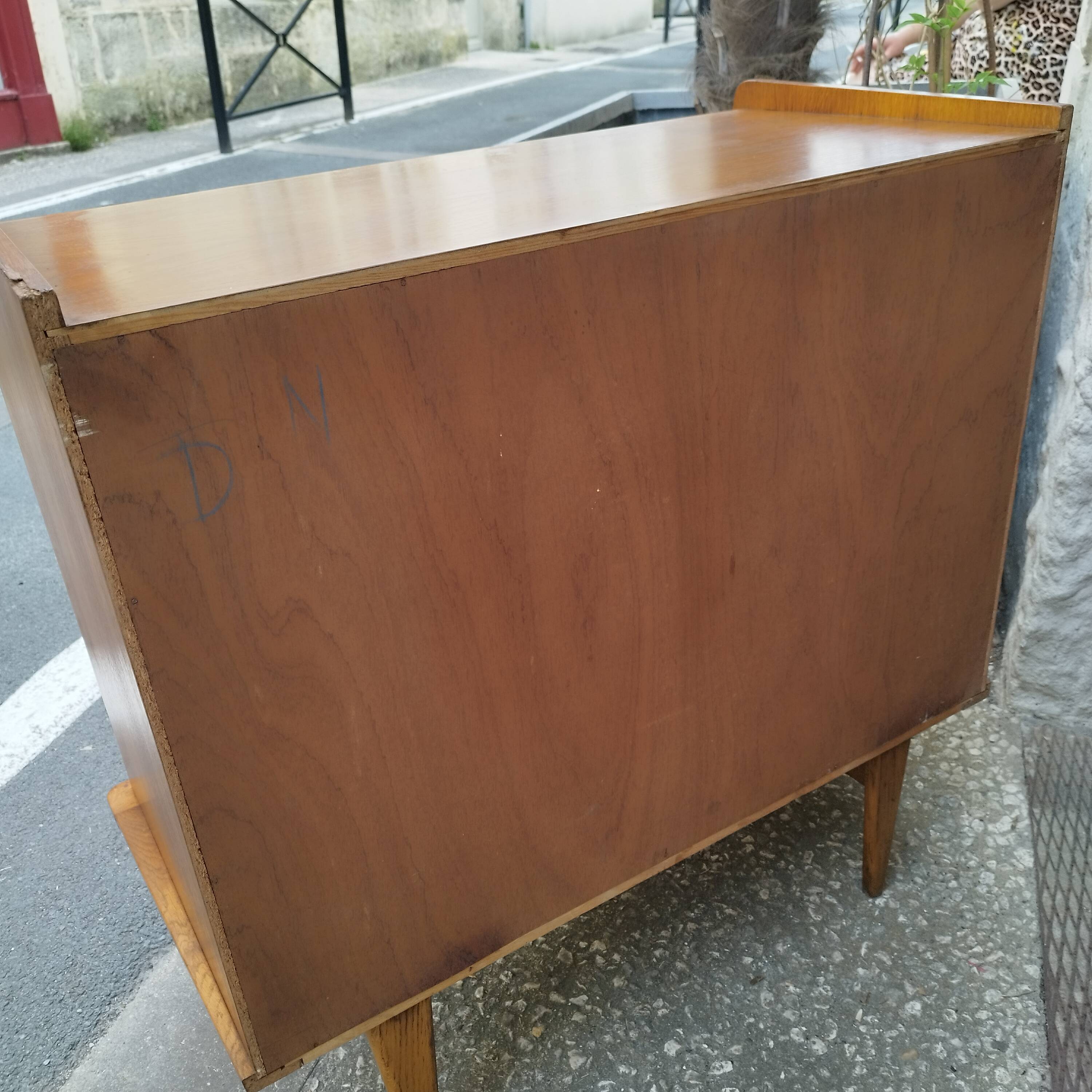 Commode voltage