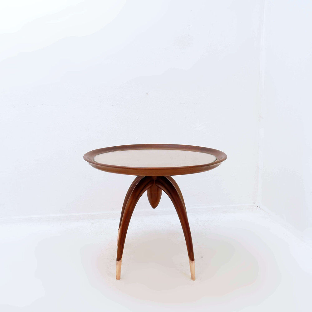 Round Art Deco side table in wood with curved legs and brass feet.