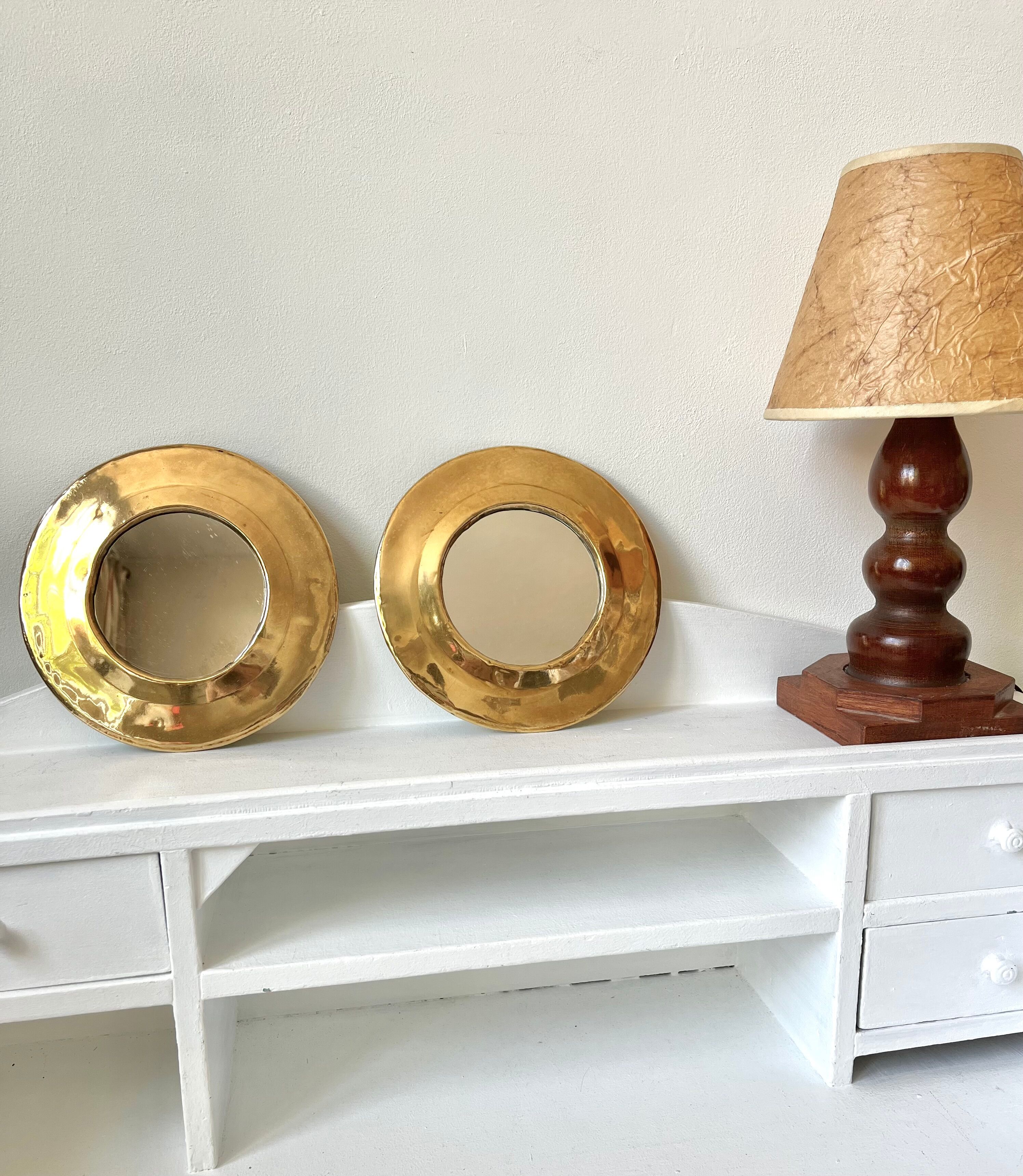 Round mirrors strapping in vintage gilded brass
