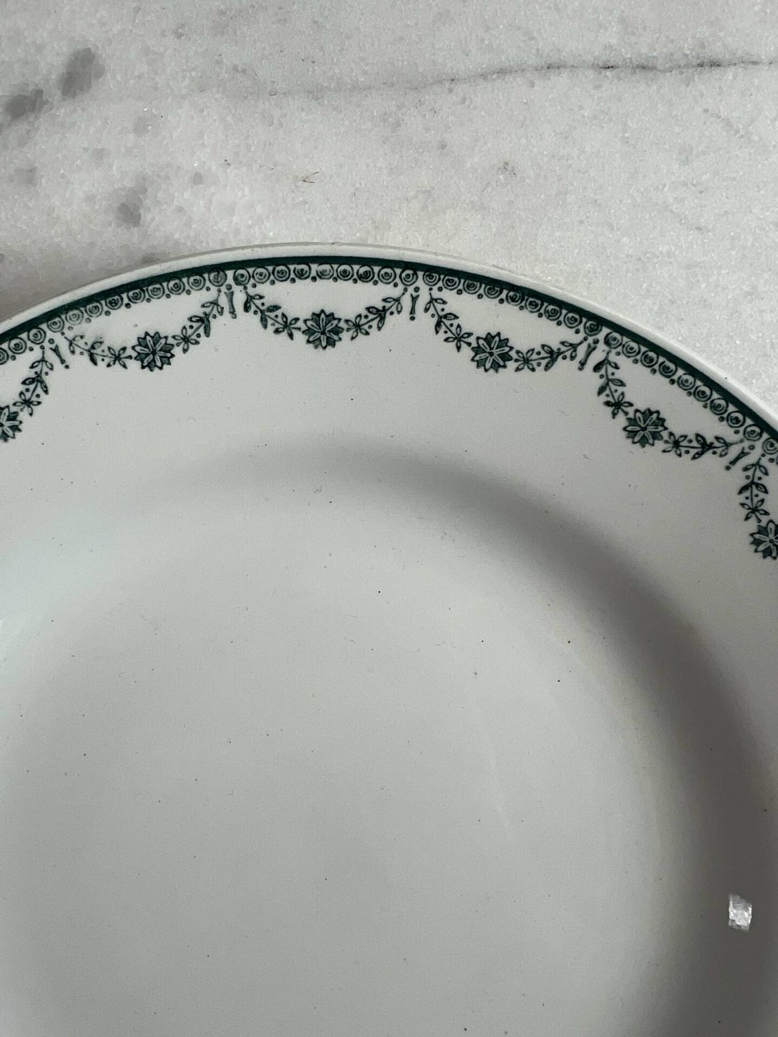 12 assiettes plates en faïence de Saint Amand