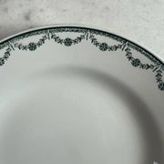 12 assiettes plates en faïence de Saint Amand