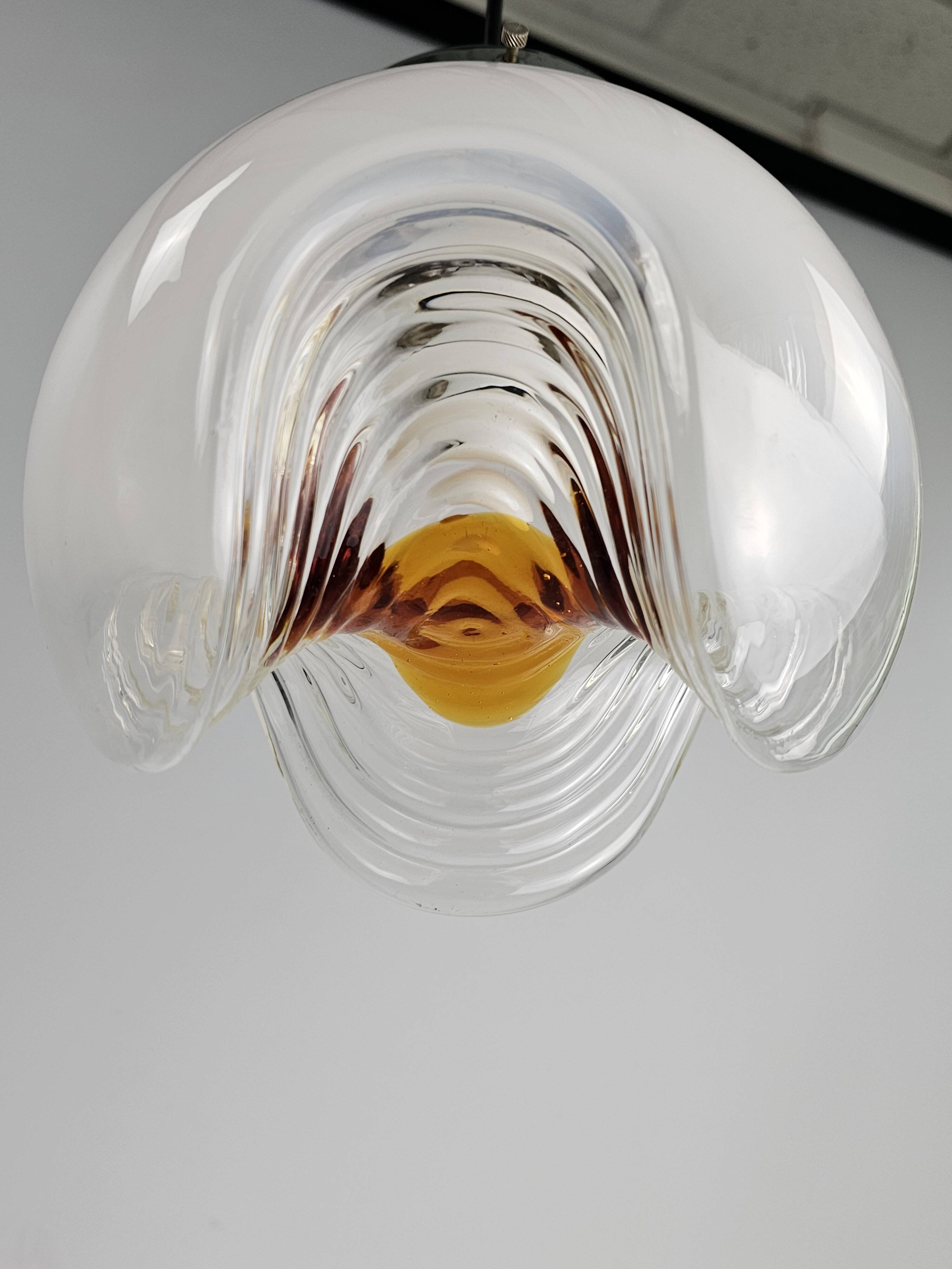 Lampe suspendue en verre de Murano effet brume en forme de vague