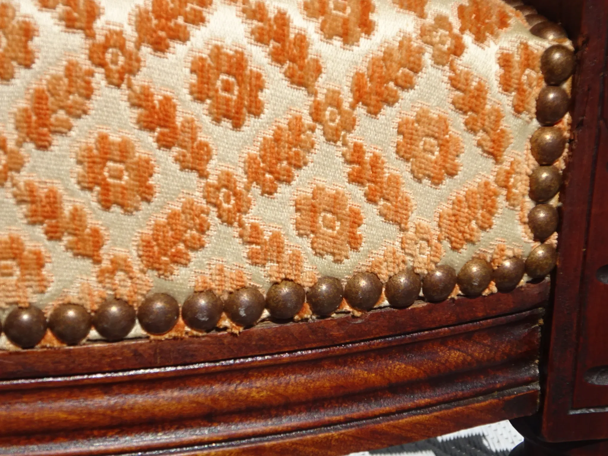 Ancienne banquette en bois et velours orange