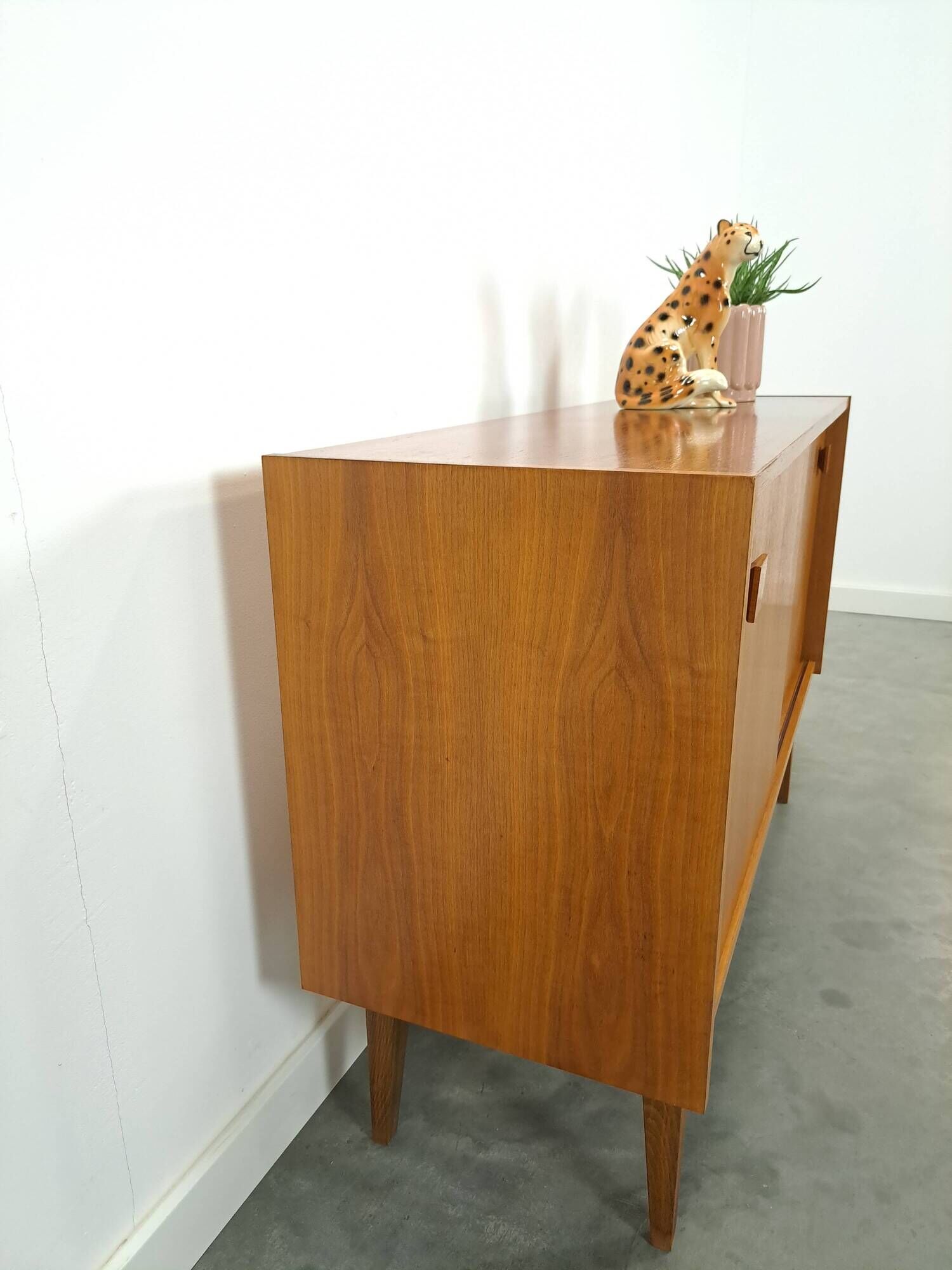 Dressoir vintage plus raffiné avec vierkante grepen et schuine poten