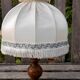 Lampe chevet pied bois abat jour tissu à frange et galon