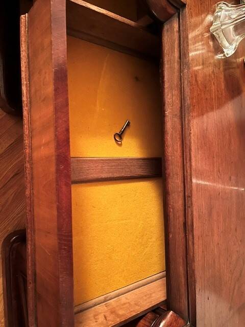 Mahogany enfilade and mahogany veneer in victorian style, in good condition.