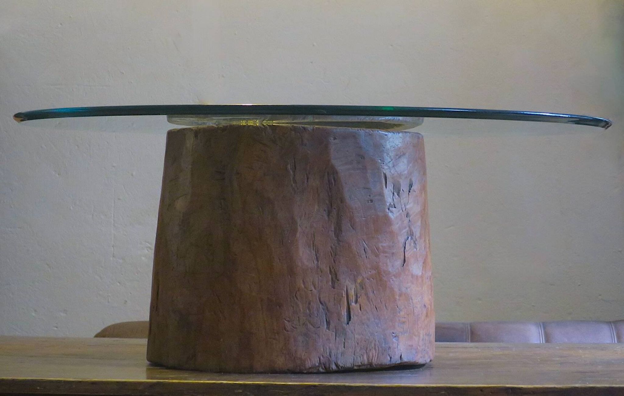 Table basse en souche d'arbre antique sculptée avec plateau en verre circulaire