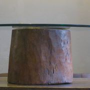 Table basse en souche d'arbre antique sculptée avec plateau en verre circulaire