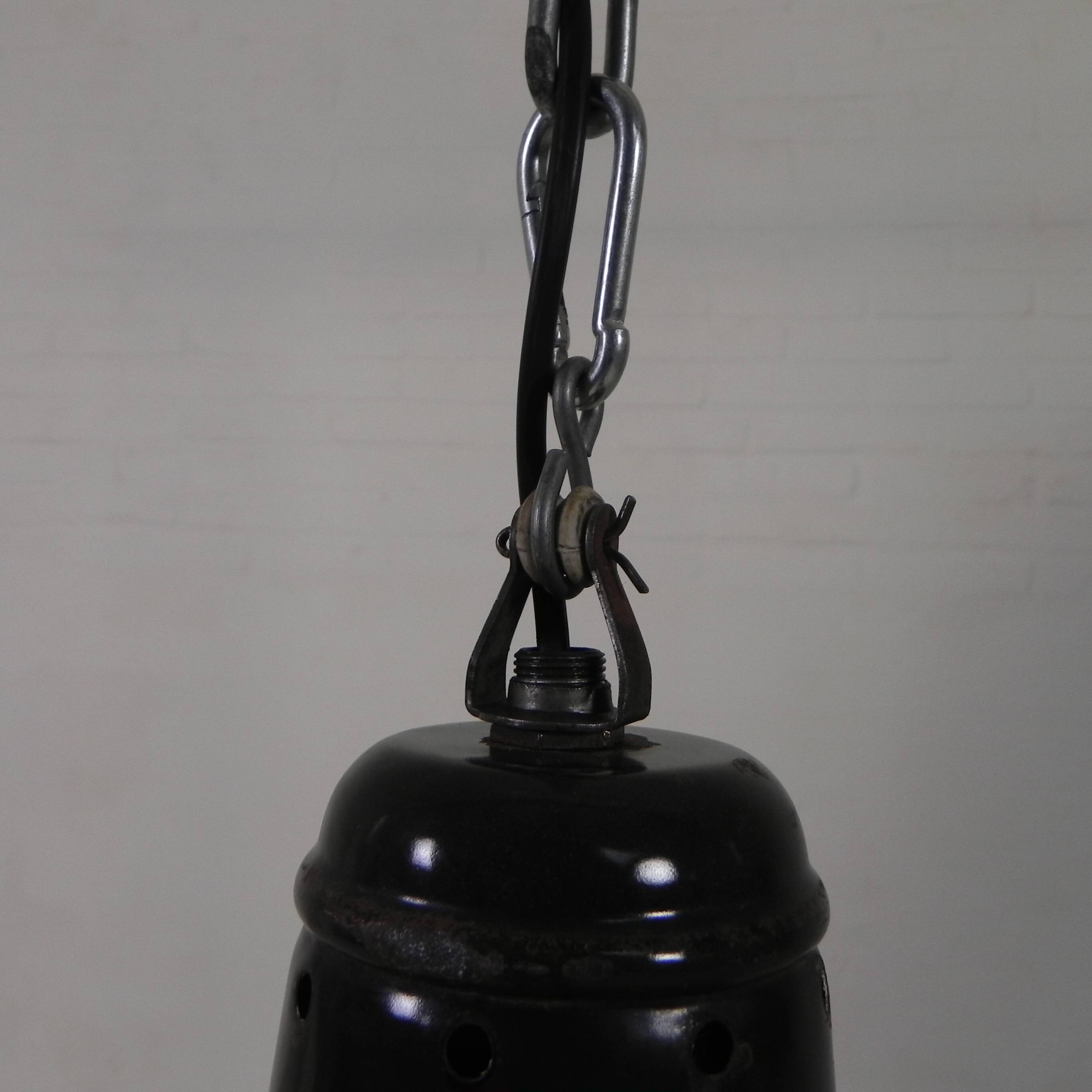 Industrial hanging lamp with enamelled steel shade