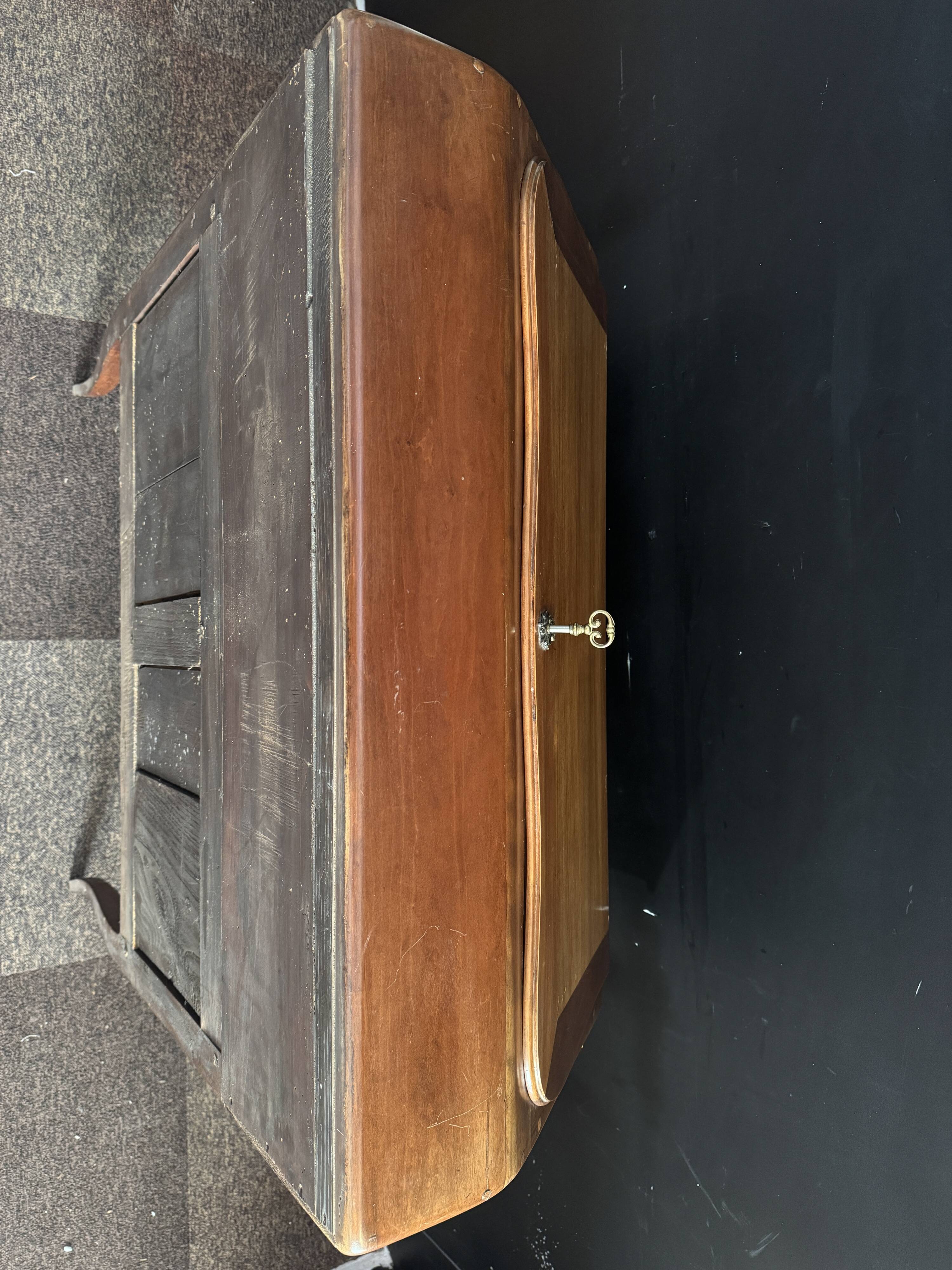 Slope desk / hump desk