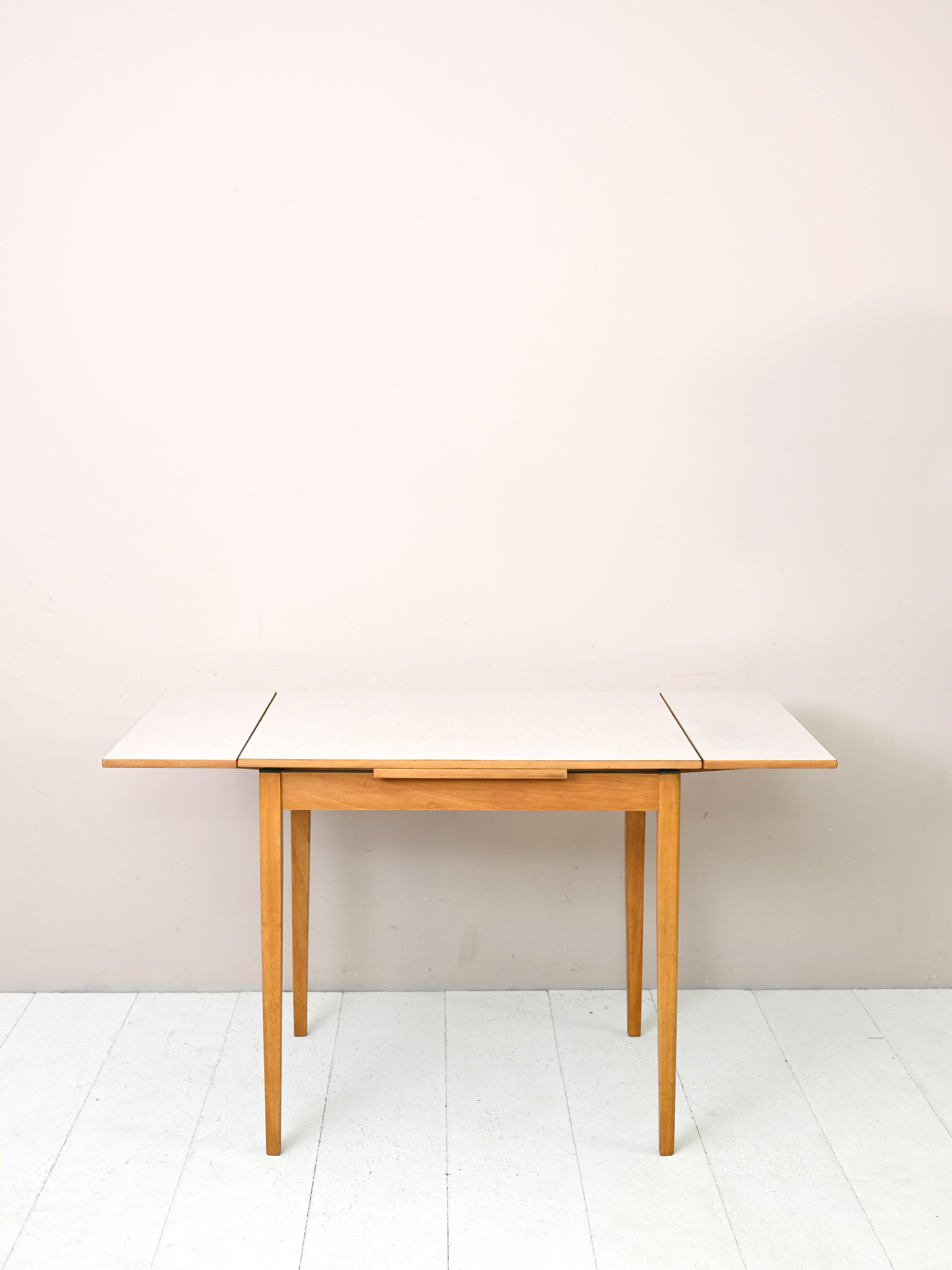 Extendable formica table