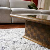 Square table in woven chestnut, with glass top