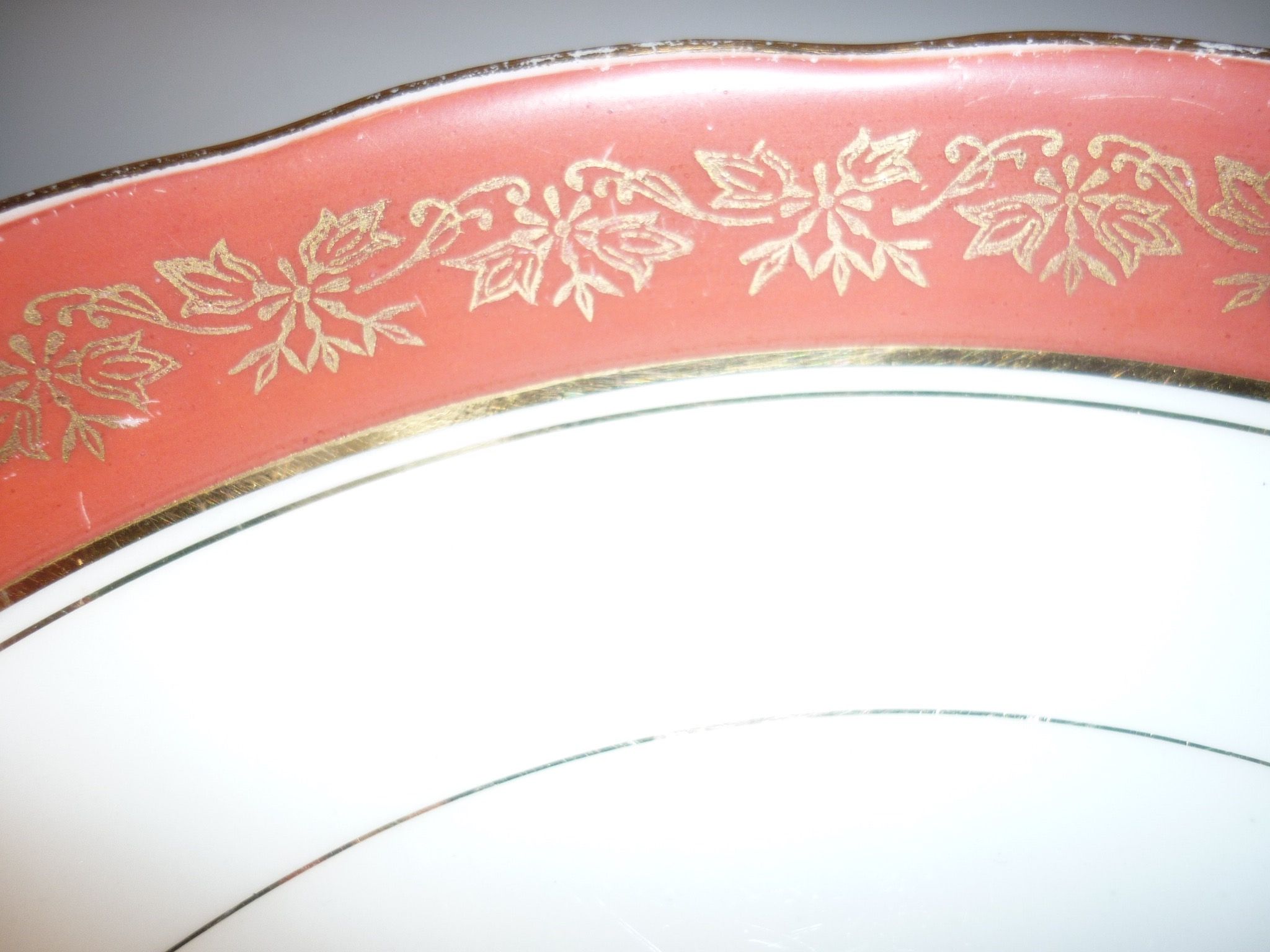 Lot assiette et plat en porcelaine de Limoges avec liseré orange et or