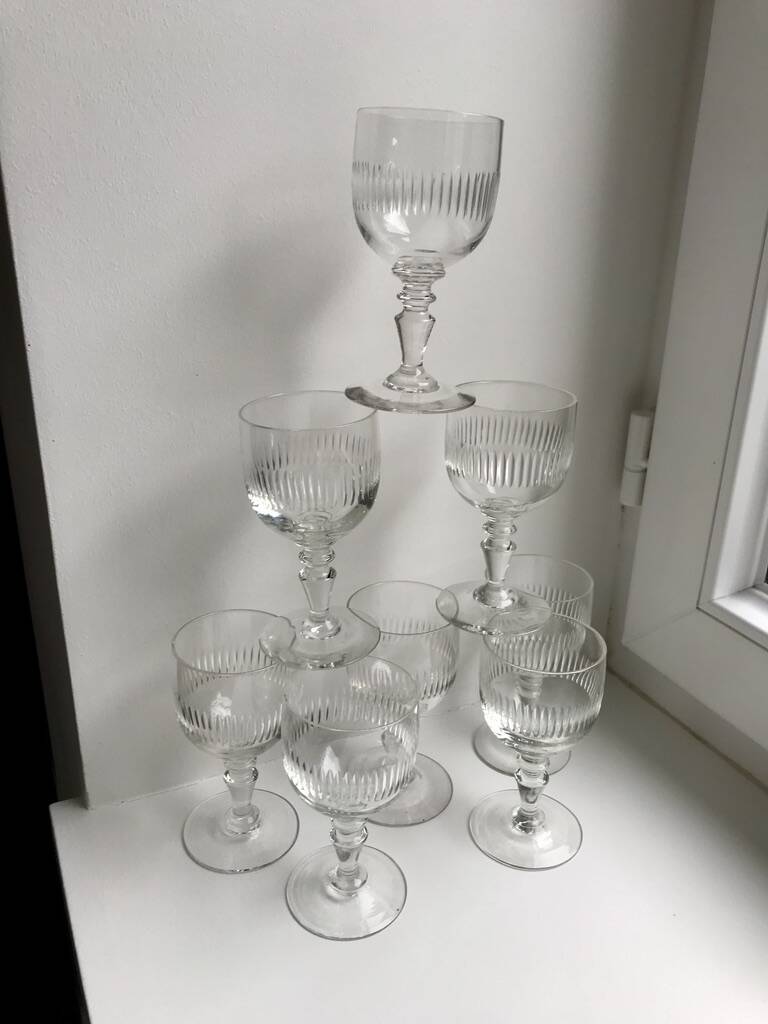 Ensemble de 8 verres à pied en verre moulé années 30 début XXème