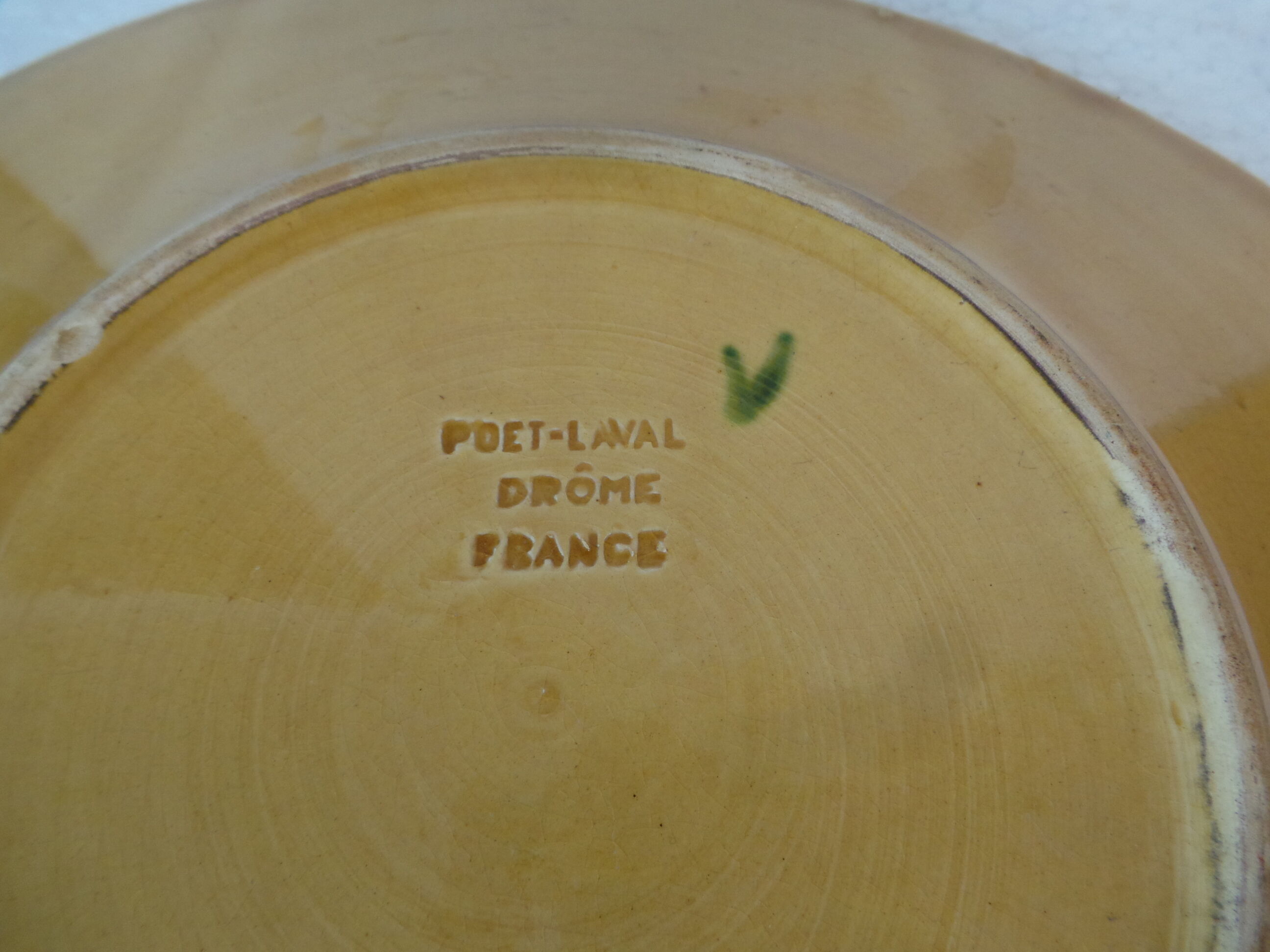 Dish center table strawberry decoration poet laval drome france painter's palette form