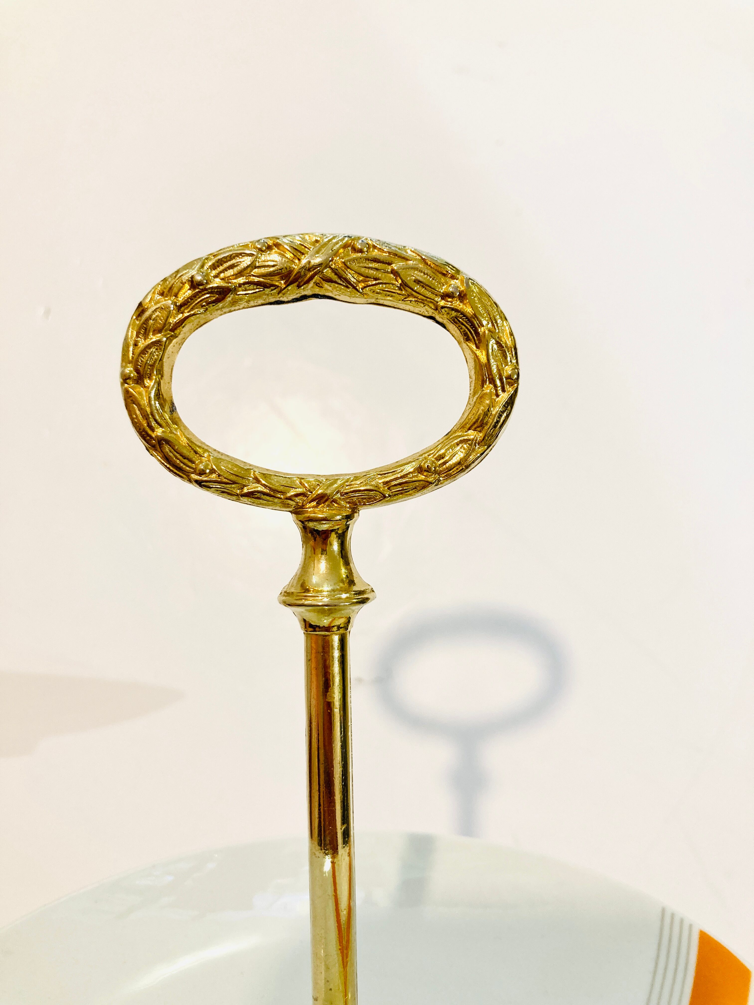 Porcelain cake display