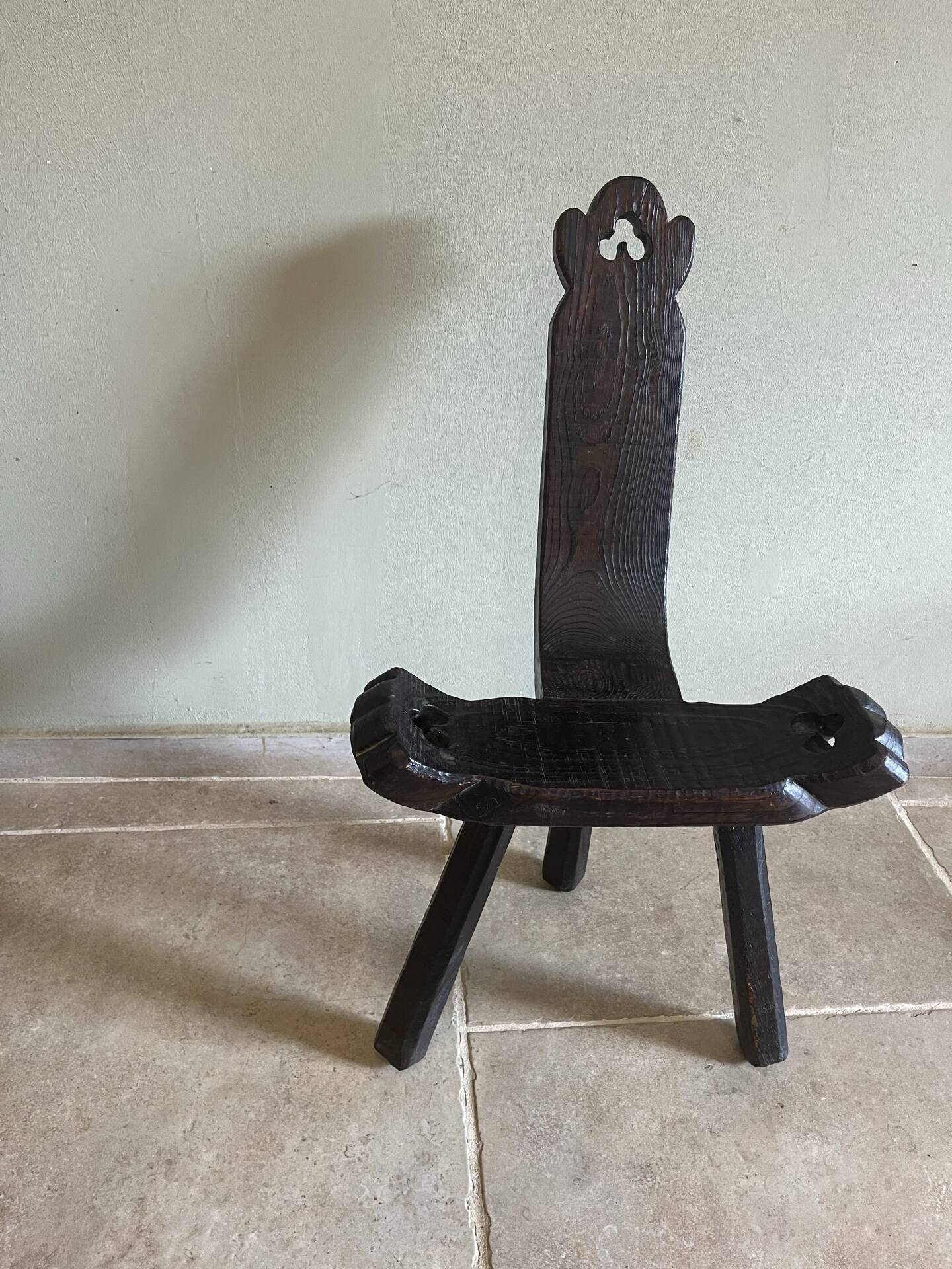 Tabouret tripode rustique