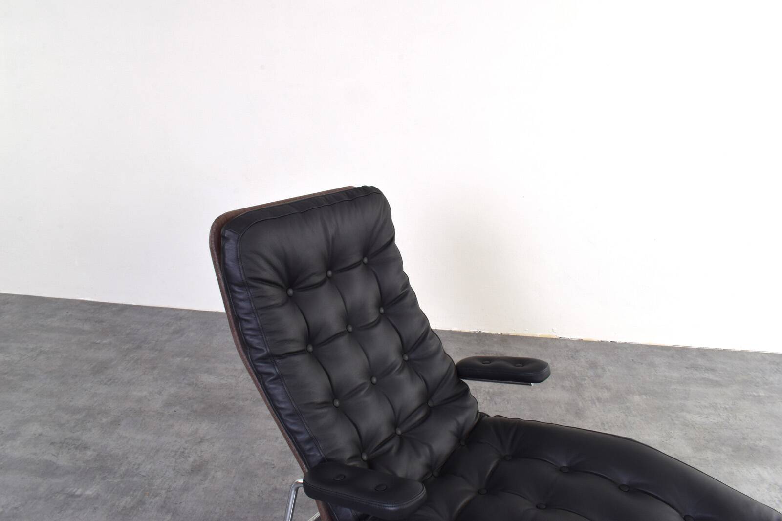 Bauhaus Leather and Chrome Model Fenix Chaise Longue by Sam Larsson for Dux