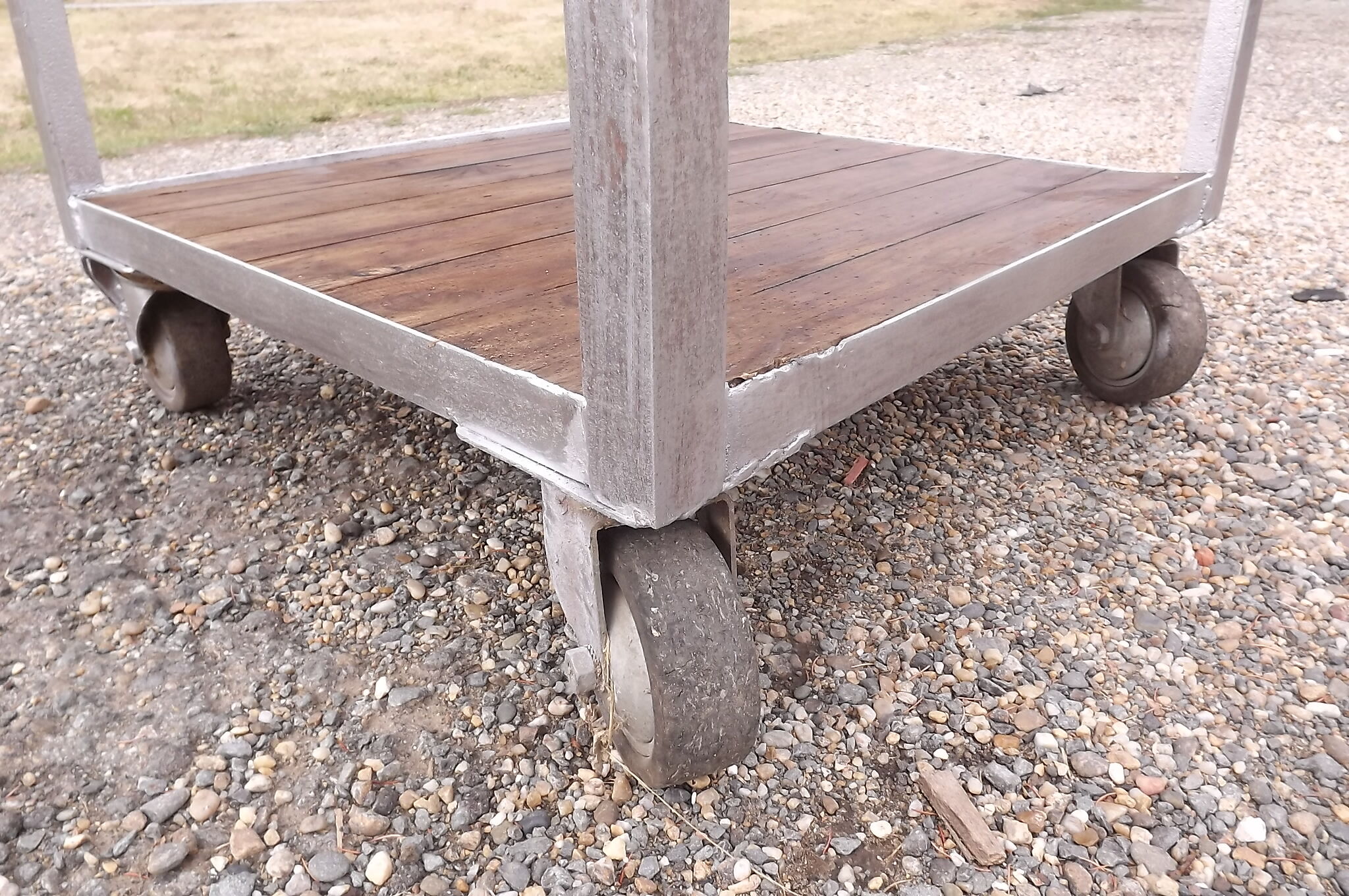 Table industrial iron and wood