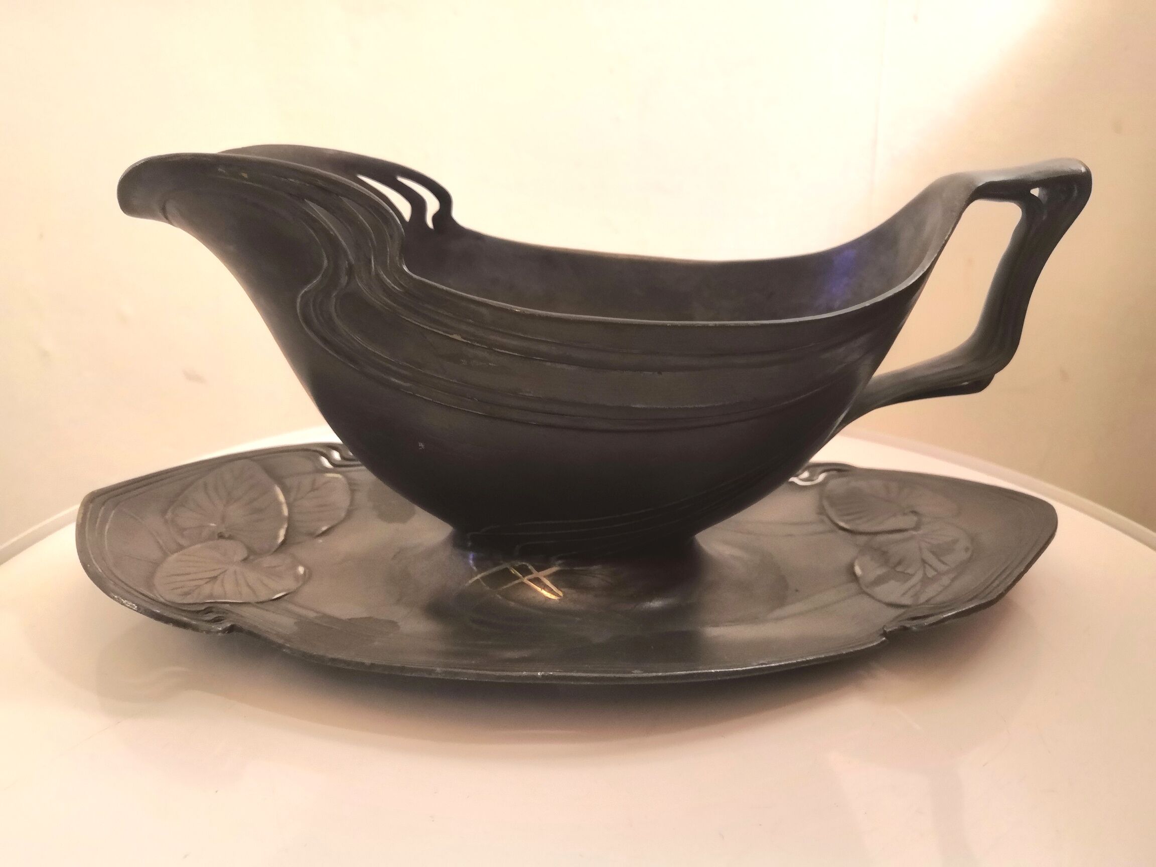 Art nouveau tin saucière from JUVENTA PRIMA METAL from 1905