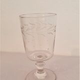 Verre à pied ancien sablé feuillage
