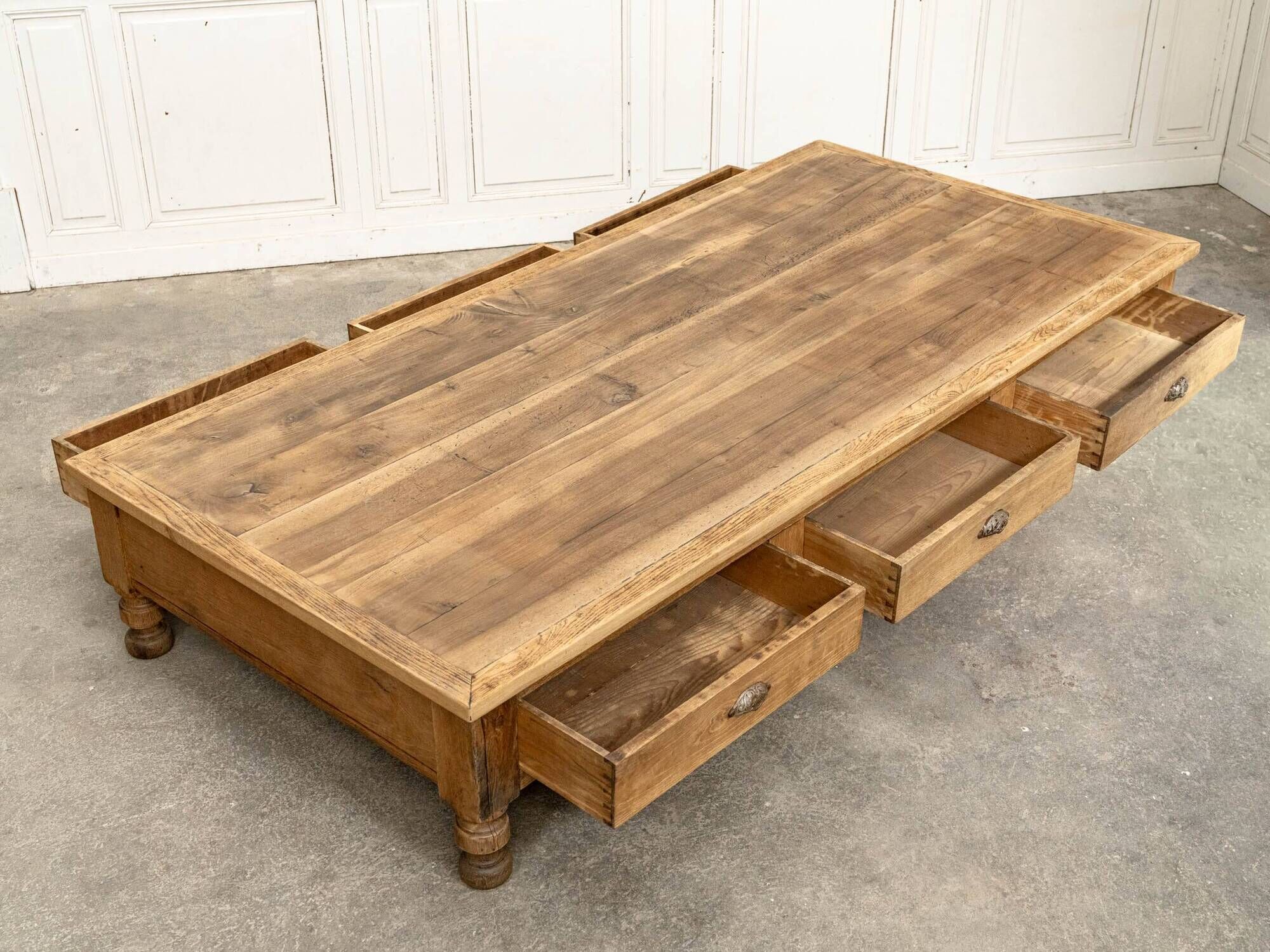 Exceptional oak coffee table, antique draper's table from the 19th century.