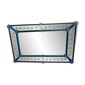 Miroir vénitien moderne et élégant avec cadre en verre de Murano sculpté à la main.