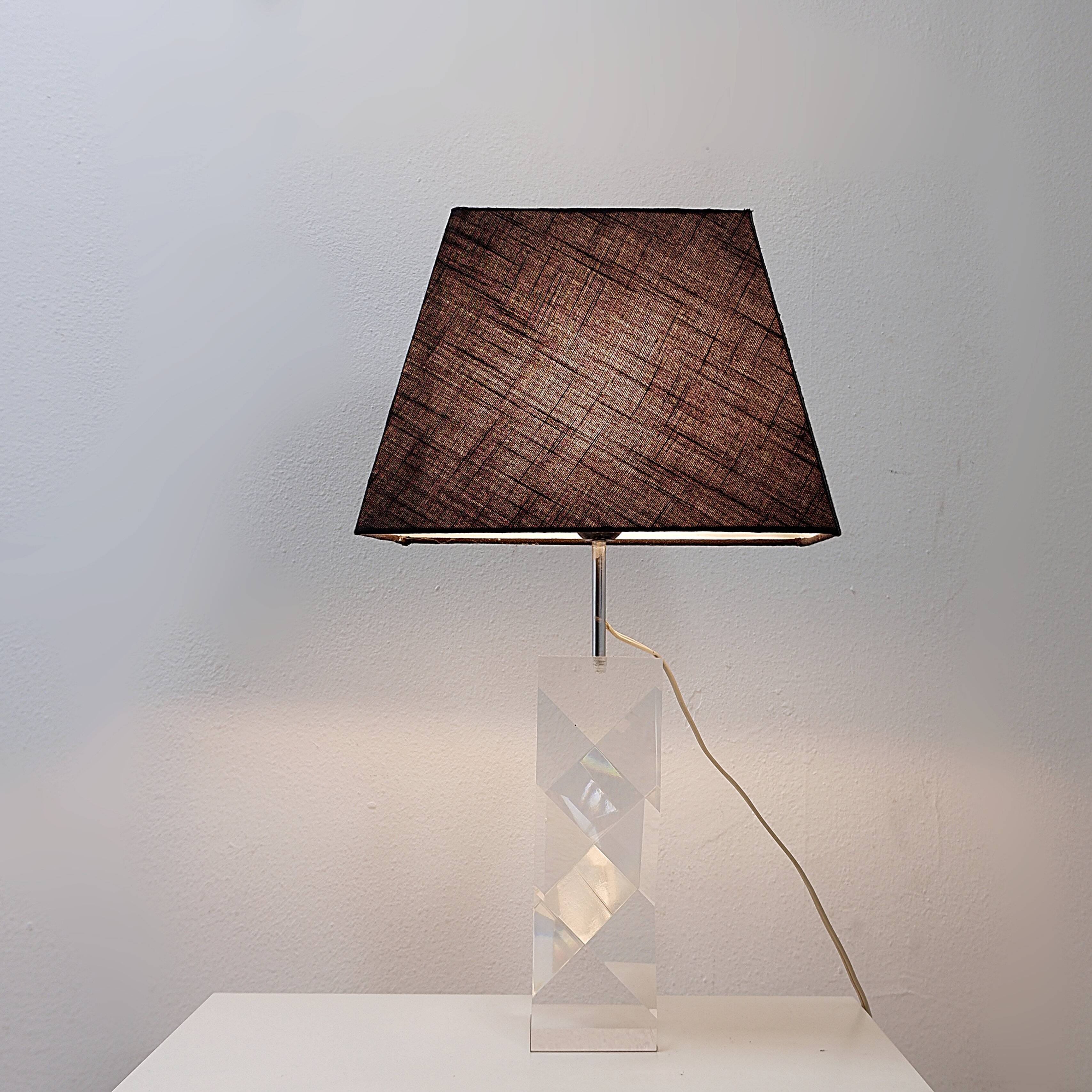 Lampe de table sculpturale en lucite solide transparente - Vers 1980