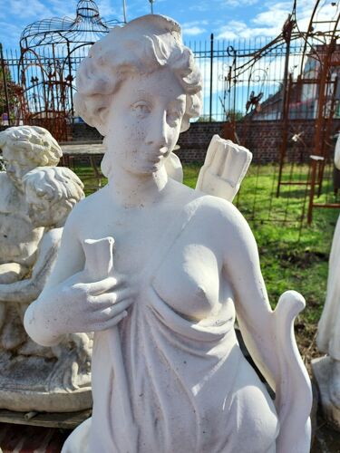 Statue femme diane chasseresse en pierre reconstituée